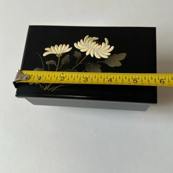 Black Japanese floral pattern lacquer musical jewelry box - Picture 9 of 10